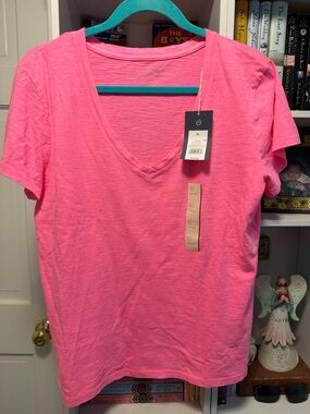 Universal Thread Women's V-Neck Tee in Bright Pink